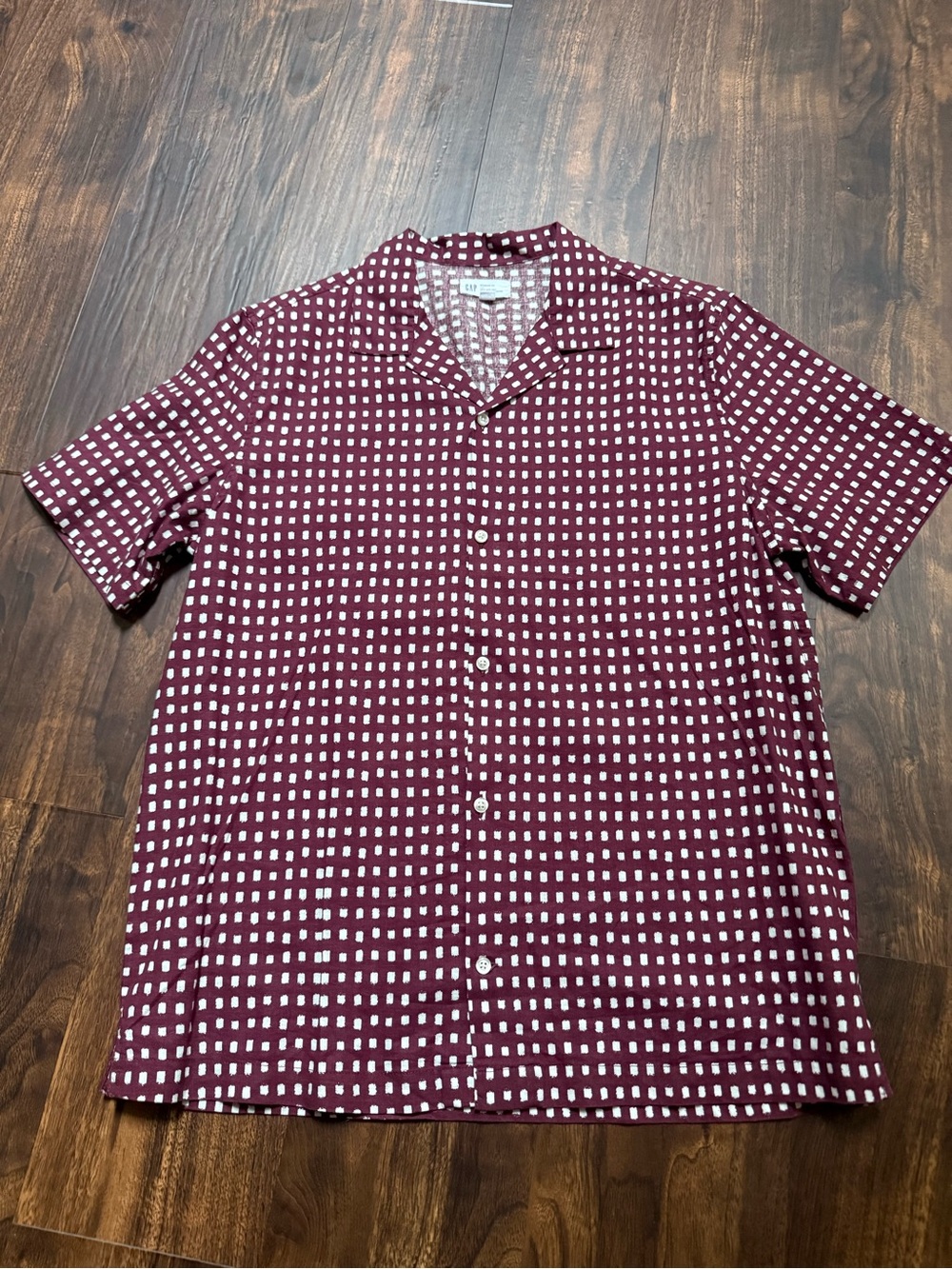 GAP Men’s Burgundy and White Short Sleeve Button-Up Shirt